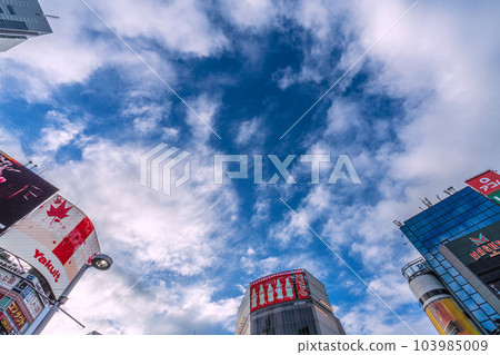 日本東京城市風光 梅雨季節，烏雲突然散去，藍天從雲層中蔓延開來。 103985009