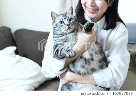 在戶內擁抱貓的少婦 103987086