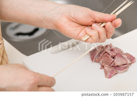 【主婦串燒雞肉串豬舌】 103987157