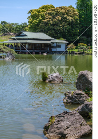 俯瞰池塘的料亭，東京都江東區清澄庭園 103987620