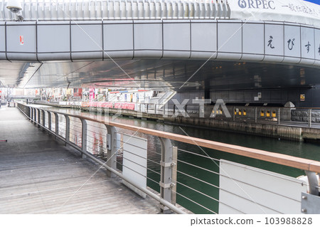Scenery under the grid that has become a social problem Scenery under the grid that has become a social problem 103988828