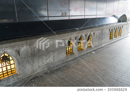 Scenery under the grid that has become a social problem 103988829