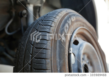 汽車輪胎被釘子扎破 103989488