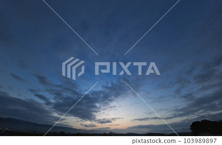 Dramatic dawn sky with various clouds・Spring・Ultra wide angle・Sky mainly・230521am 103989897