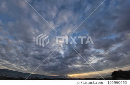 多雲的黎明天空/春天/超廣角/天空為主/230521am 103990663