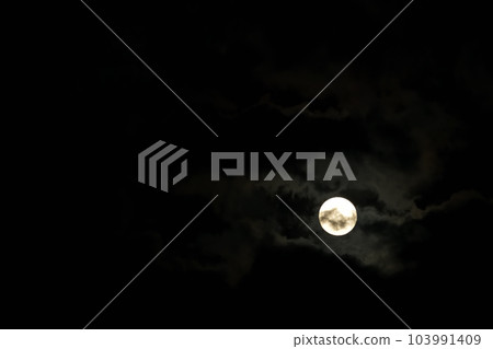 Hakushu Town, Hokuto City, Moon age 14.5 small moon shining between clouds Hakushu Town, Hokuto City, Moon age 14.5 small moon shining between clouds 103991409