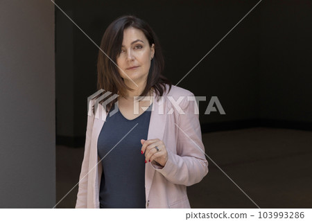 Portrait Of Beautiful Mature Woman Outdoor. Smiling Stylish Caucasian Woman At Camera. Portrait Of Female Entrepreneur, Confident Business Owner. Horizontal Plane Portrait Of Beautiful Mature Woman Outdoor. Smiling Stylish Caucasian Woman At Camera. Portrait Of Female Entrepreneur, Confident Business Owner. Horizontal Plane 103993286