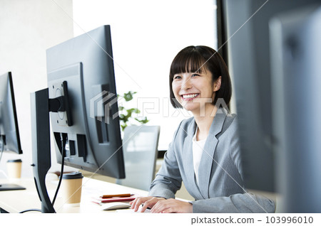 Office woman desk work computer 103996010