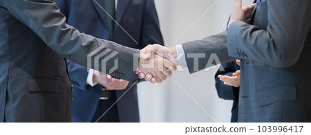 業務場景合同握手等不露面 103996417