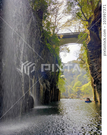 Image from below Manai Falls, Takachiho Gorge, Miyazaki Prefecture Image from below Manai Falls, Takachiho Gorge, Miyazaki Prefecture 103997371