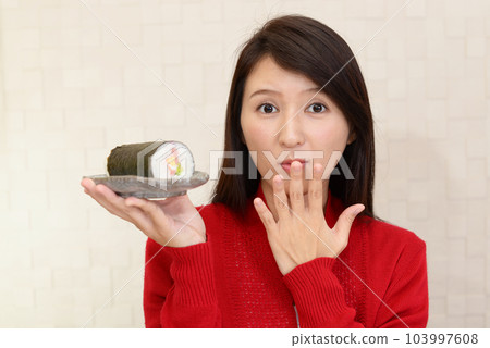 woman eating futomaki 103997608
