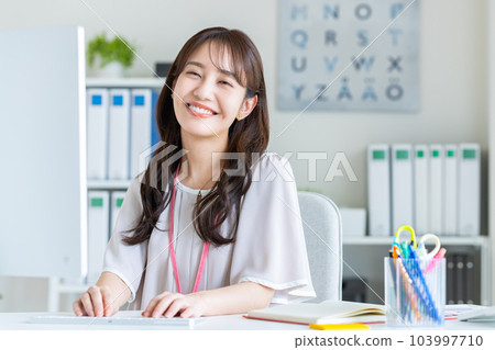 在辦公室工作的年輕女商人 103997710