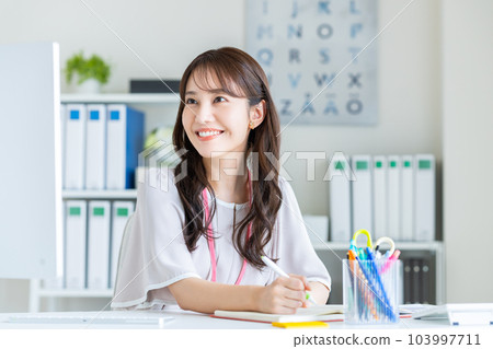 在辦公室工作的年輕女商人 103997711