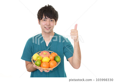 拿著新鮮水果的男人 拿著新鮮水果的男人 103998330
