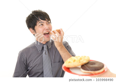 Men eating sweets 103998490