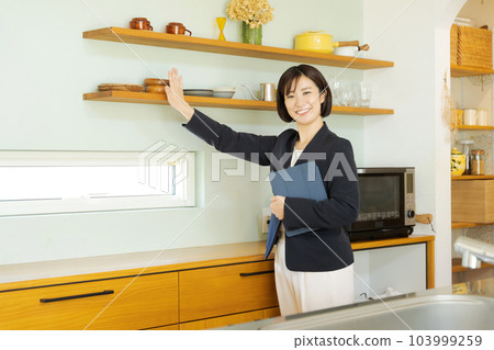 A woman who introduces the kitchen 103999259
