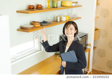 A woman who introduces the kitchen 103999262