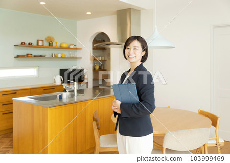 A woman who introduces a property 103999469