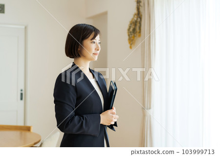 客廳裡穿西裝的女人 103999713