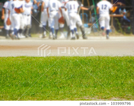 在公園舉行的青少年棒球比賽（模糊） 103999796