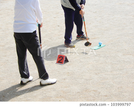老年人在公園打地面高爾夫球 103999797