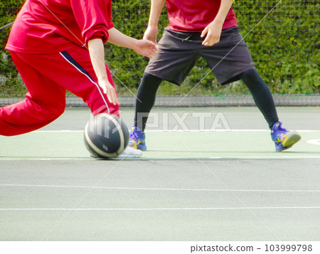 兩個男孩在球場上打籃球 103999798