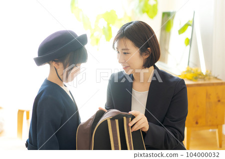 Parents and children preparing to go to kindergarten 104000032
