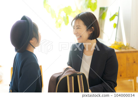 Parents and children preparing to go to kindergarten 104000034