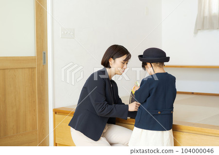 Parents and children preparing to go to kindergarten 104000046