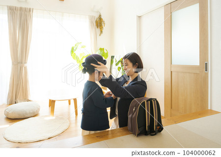 Parents and children preparing to go to kindergarten 104000062