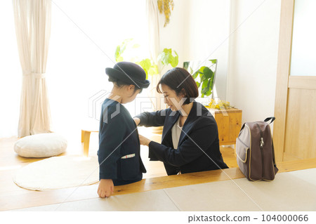 Parents and children preparing to go to kindergarten 104000066