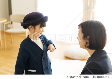 Parents and children preparing to go to kindergarten 104000067