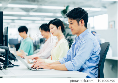 在辦公室工作的中級工程師 104000290