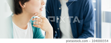 年輕男女一邊看電腦一邊開會 104000354