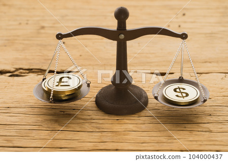 天平上的英鎊和美元（自然味道） 104000437