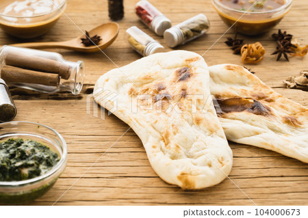 香料咖哩和馕餅放在小盤子裡（自然味道） 104000673