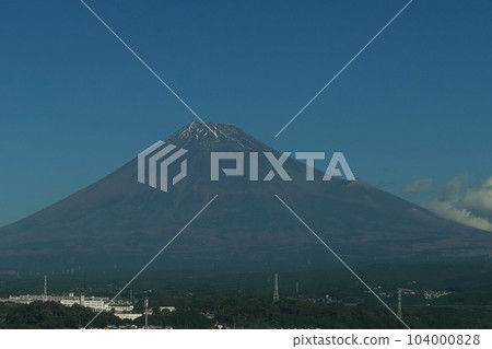 從東海道新幹線的車窗看到的秋天的富士山(靜岡縣) 從東海道新幹線的車窗看到的秋天的富士山(靜岡縣) 104000828