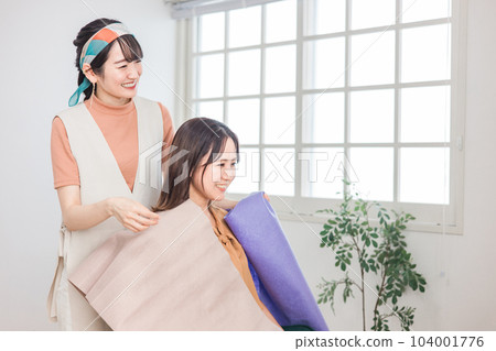 執行個人色彩診斷和個人色彩規劃師的女性 執行個人色彩診斷和個人色彩規劃師的女性 104001776