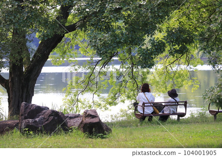 A family talking in the fresh green 104001905