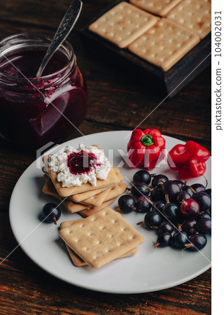 Crackers with Berry and Habanero Jam and Ricotta 104002031