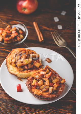 French toasts with apple and cinnamon 104002066