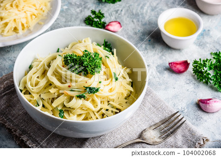Easy pasta with olive oil and garlic 104002068