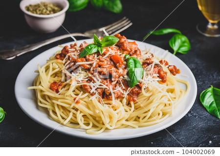 Spaghetti with bolognese sauce and parmesan cheese 104002069