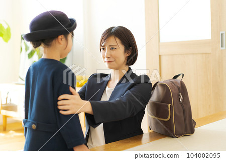 Parents and children preparing to go to kindergarten 104002095