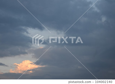 Cotton clouds receiving the setting sun ③ 104002140