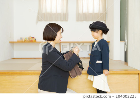 Parents and children preparing to go to kindergarten 104002223