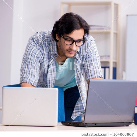 It specialist working in the office 104003907