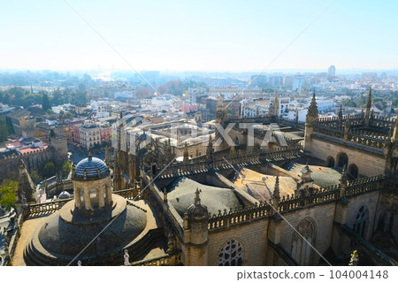 從吉拉達塔看到的塞維利亞大教堂和塞維利亞市 從吉拉達塔看到的塞維利亞大教堂和塞維利亞市 104004148