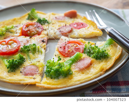 用西蘭花、西紅柿和香腸打開煎蛋捲 用西蘭花、西紅柿和香腸打開煎蛋捲 104007323