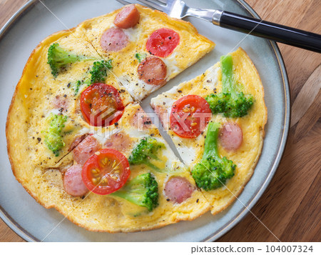 Open omelette with broccoli, tomato and wiener 104007324